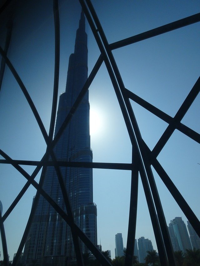 Dubai durch Glas
